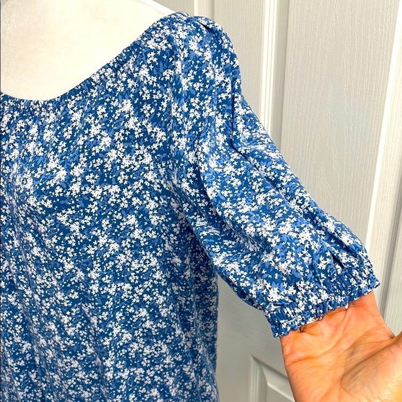 Blue & White Floral Peasant Blouse Scooped Neckline & Short Sleeves Size S - Picture 5 of 8